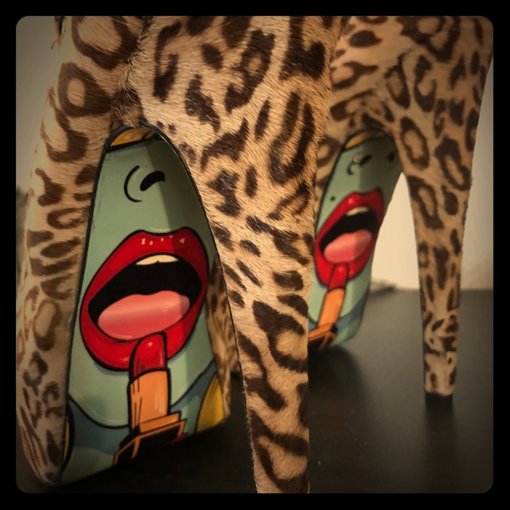 Taylor Says “Lipstix” Heel